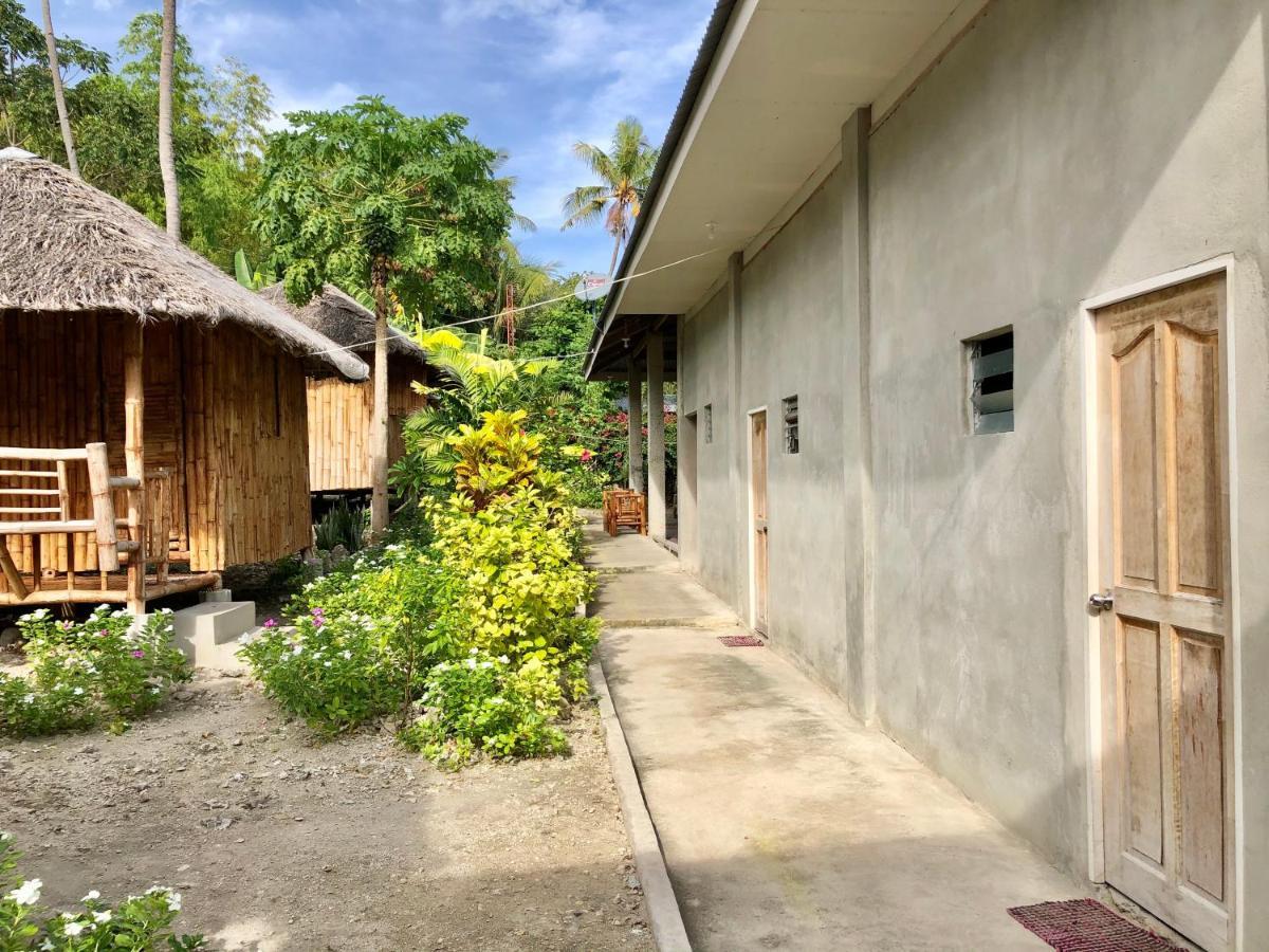 Sharky Hostel Oslob Bagian luar foto